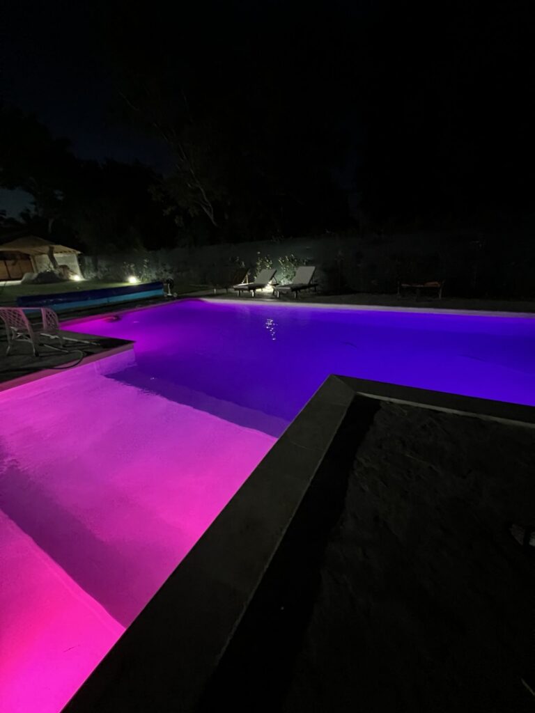 Luksuzni betonski lajnerski bazen noću
