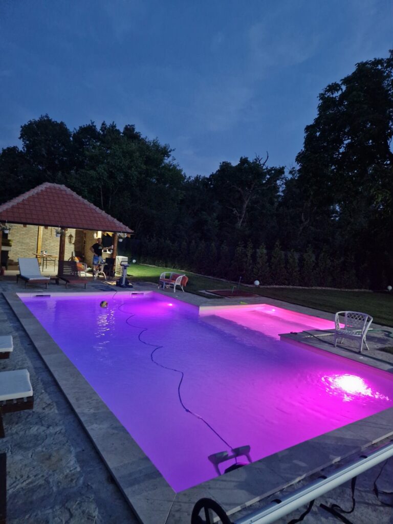 Luksuzni betonski lajnerski bazen noću