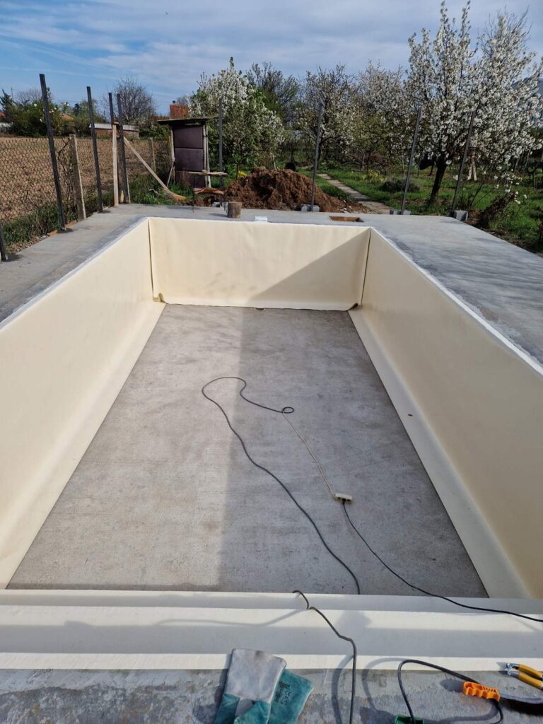 Prazan betonski bazen