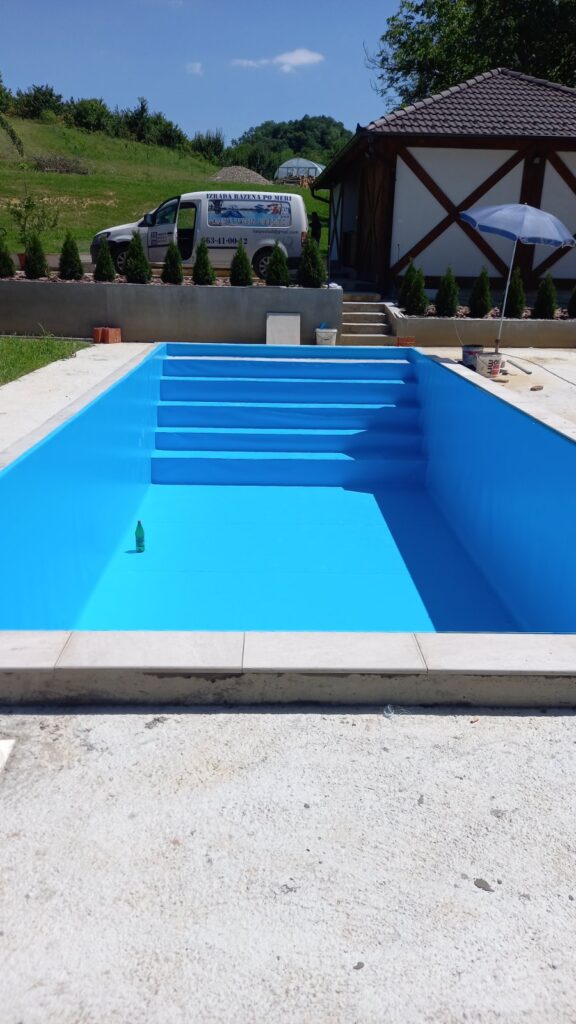 Betonski bazen sa stepenicama