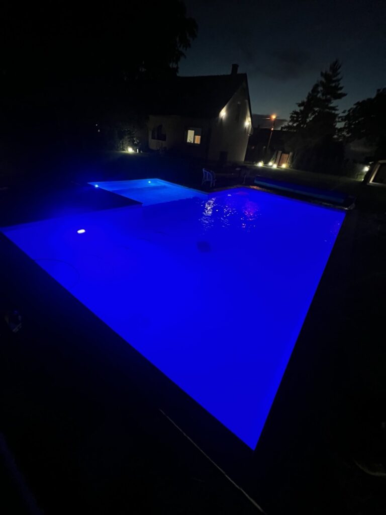Luksuzni betonski lajnerski bazen noću